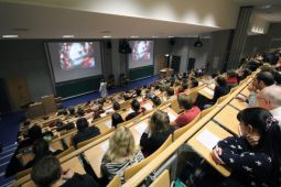 Học từ vựng tiếng Đức chủ đề Sự kiện trong trường đại học